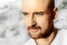 foto Mirko Emanuelli un designer della EM3DESIGN che si occupa di web-design e comunicazione d’impresa: progettazione scenografica eventi e speech support, comunicazione grafica e desktop publishing